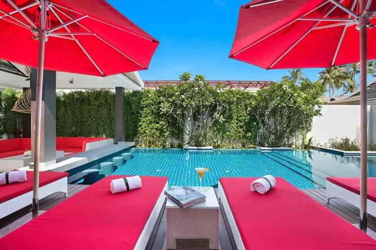 Villa Julia Koh Samui Sonnenbereich mit Sonnenschirmen