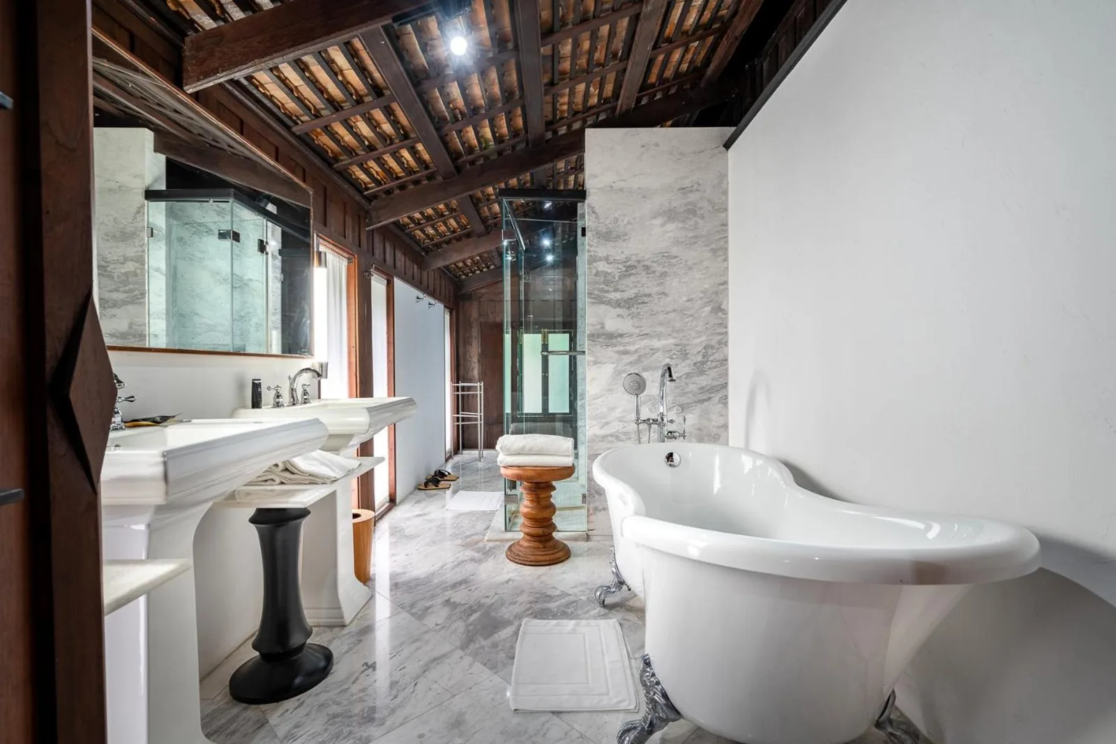 Badezimmer von Villa Mahabhirom mit luxuriöser Ausstattung und ruhiger Atmosphäre