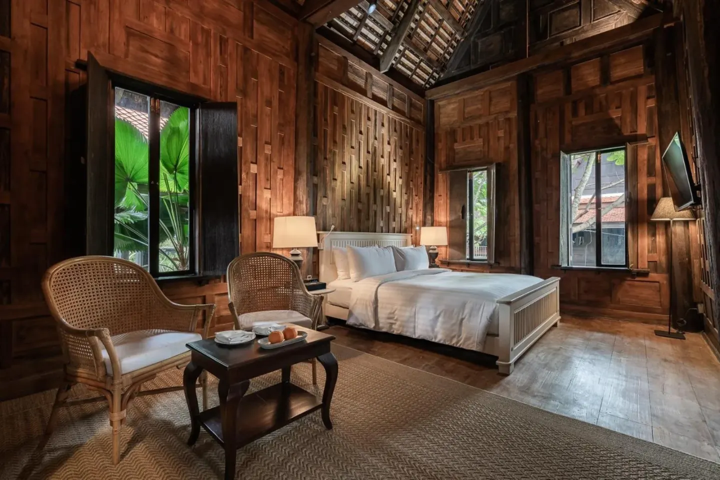 Schlafzimmer von Villa Mahabhirom mit Sitzbereich und natürlichem Licht