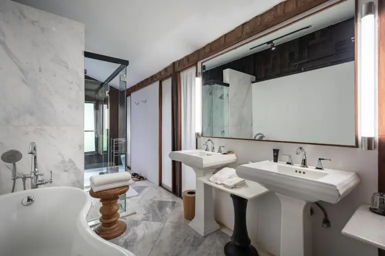 Modernes Badezimmer von Villa Mahabhirom mit elegantem Design und Annehmlichkeiten