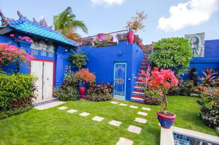 Allée du jardin à Villa Majorelle Bali avec des fleurs