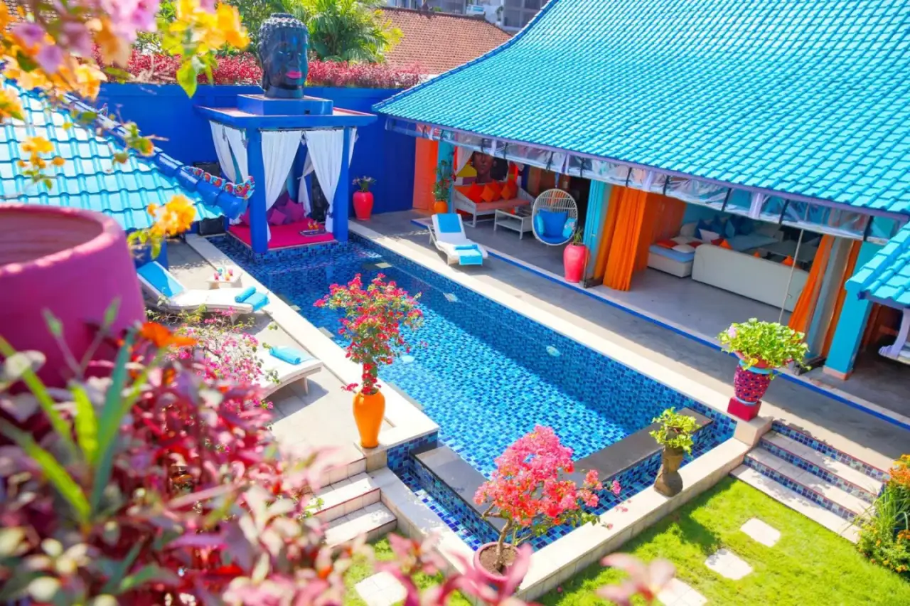 Vue d’ensemble de la piscine à Villa Majorelle Bali avec des décorations colorées