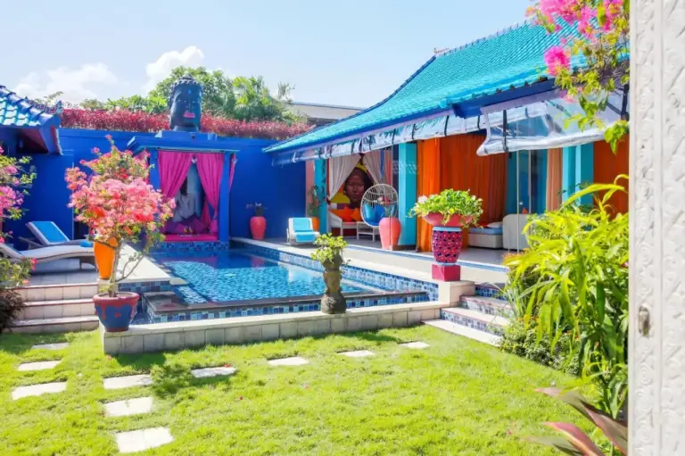 Vue au bord de la piscine à Villa Majorelle Bali avec un décor coloré