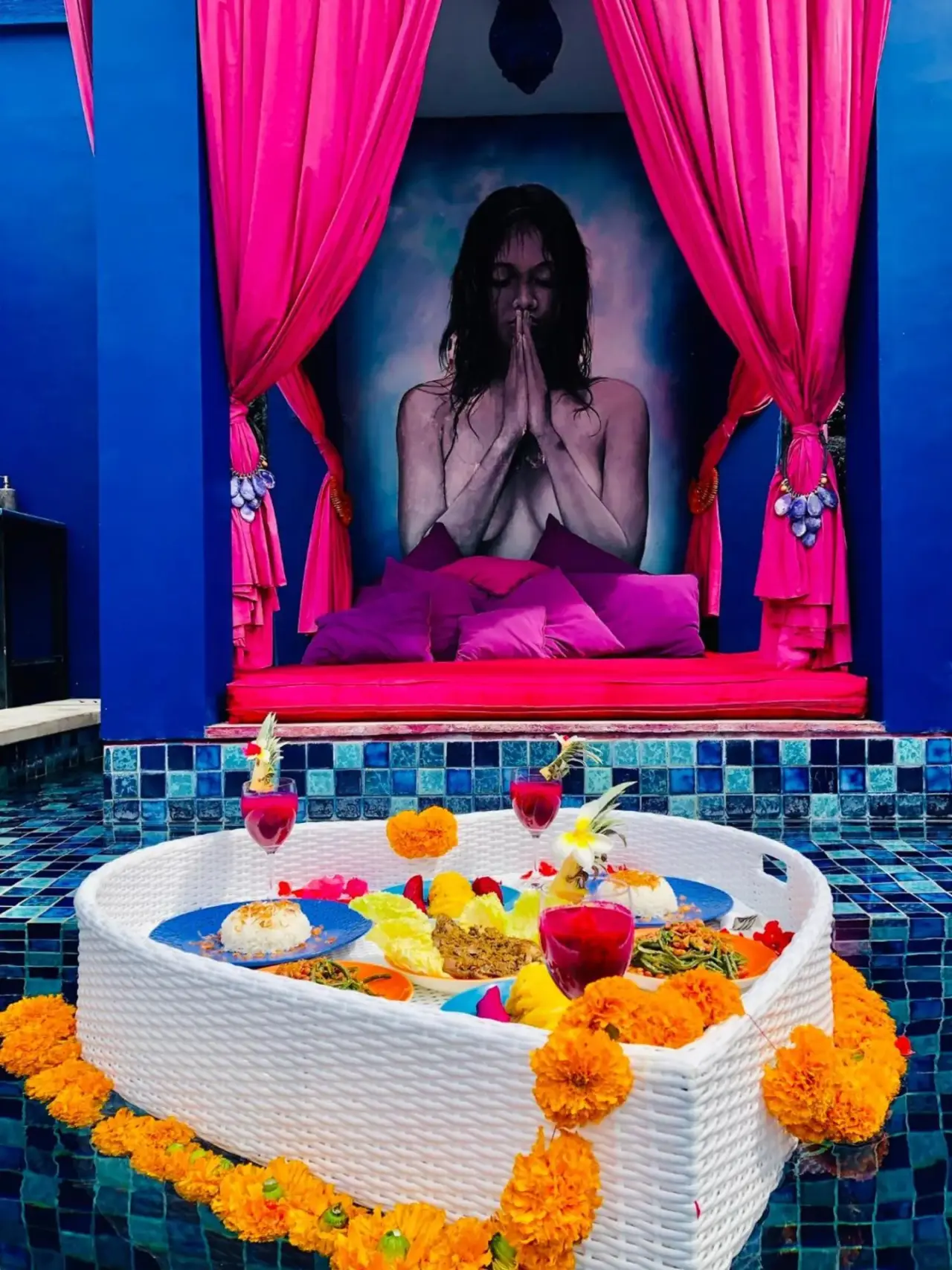 Espace de détente à Villa Majorelle Bali avec des décorations florales