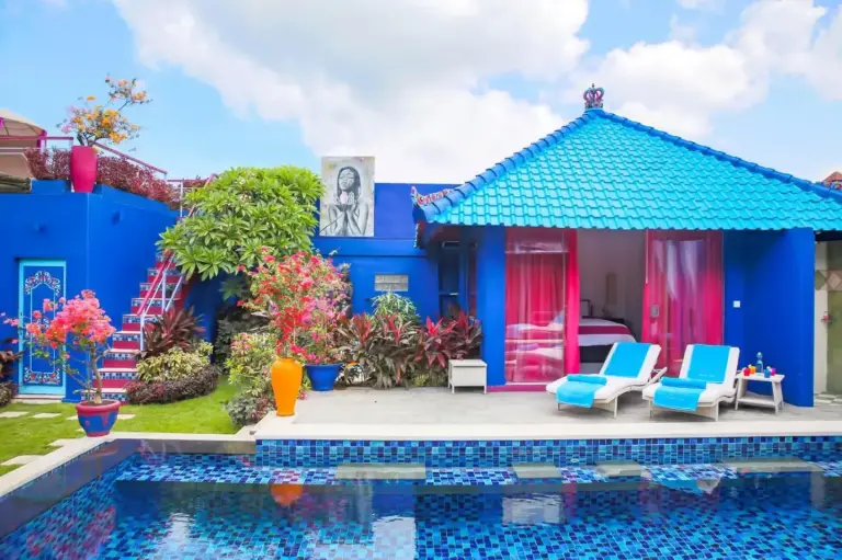 Vue extérieure de Villa Majorelle Bali mettant en valeur des couleurs vives