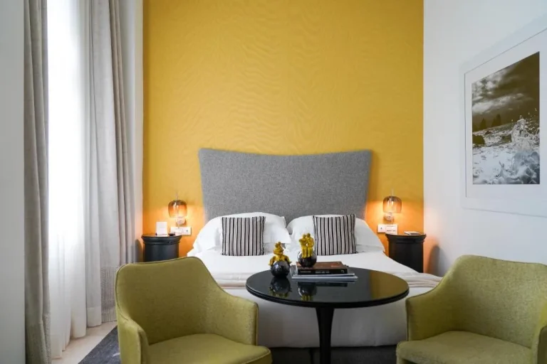 Habitación de huéspedes vibrante en Villa Marina Capri - Preferred Hotels & Resorts