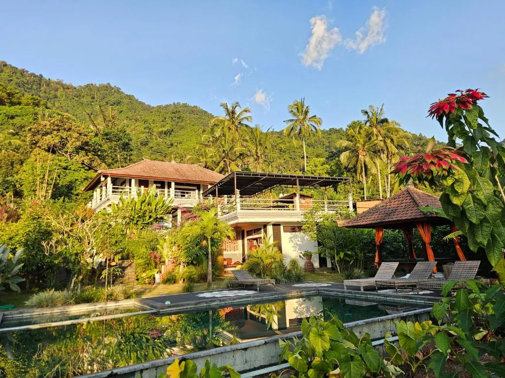Exterior view of Villa Markisa Pakisan surrounded by tropical gardens.