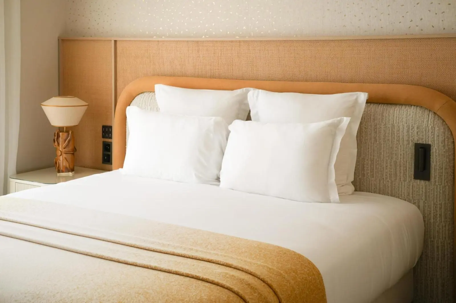 Primer plano de la cama en Villa Miraé de Inwood Hotels en Cap d'Antibes
