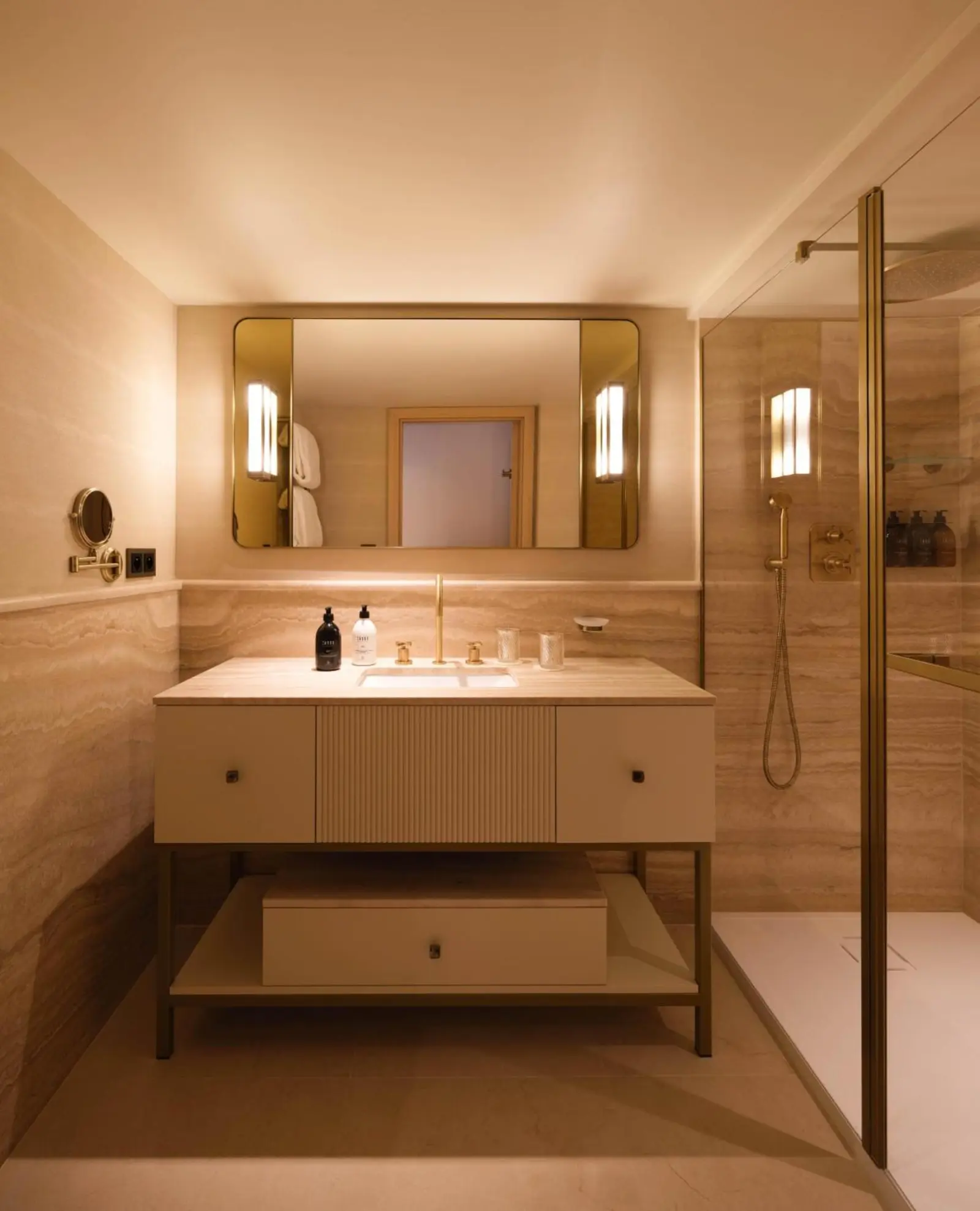Baño moderno en Villa Miraé de Inwood Hotels en Cap d'Antibes