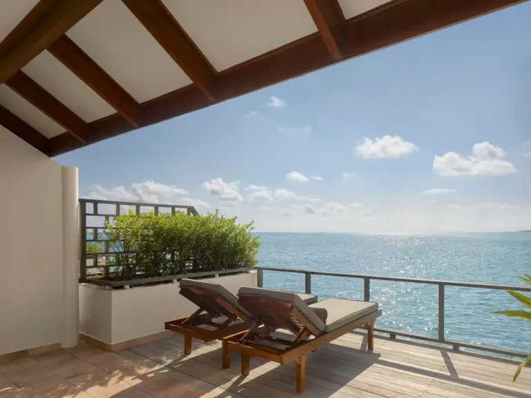 Transats surplombant l’océan au Villa Park Sun Island Resort