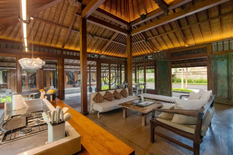 Küchen- und Lounge-Bereich in der Villa Puri Tupai in Ubud