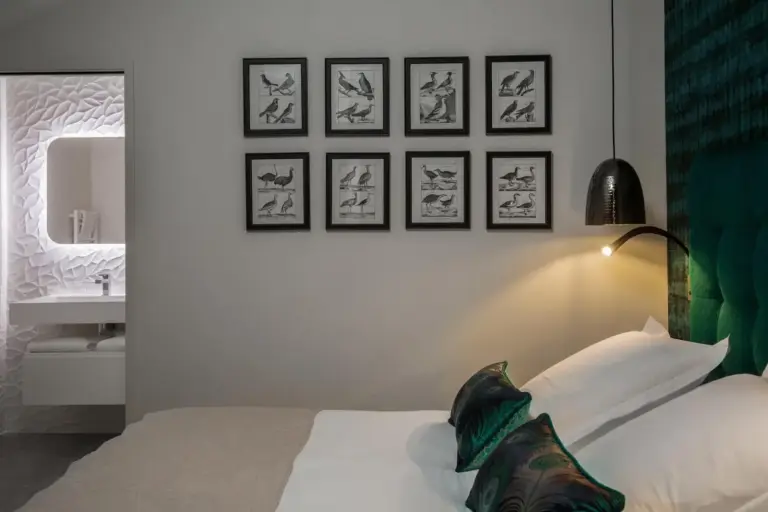 Chambre décorée avec art à la Villa Reale, Bordeaux