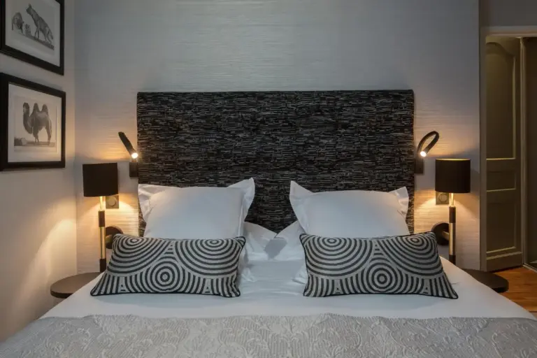 Configuration de chambre douillette à la Villa Reale à Bordeaux