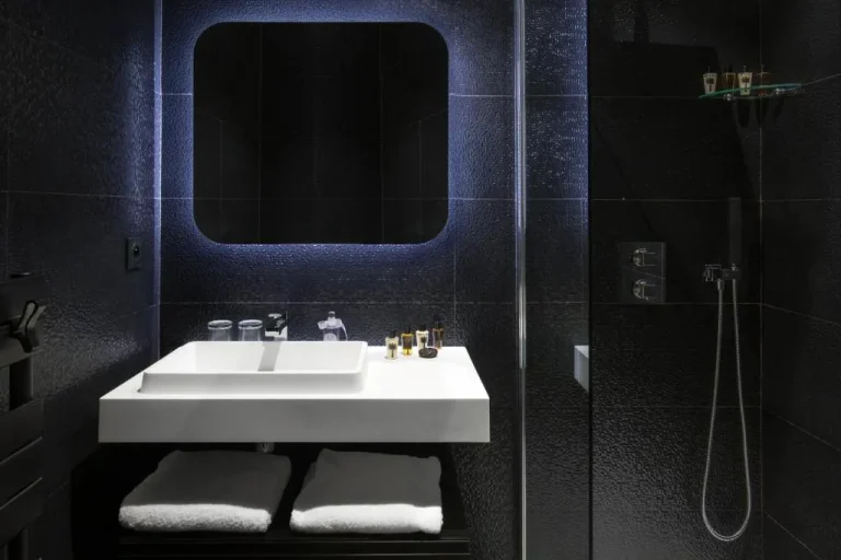 Modern bathroom featuring sleek design at Villa Reale, Bordeaux
