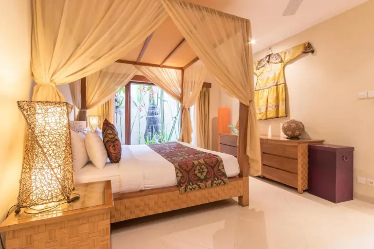 Elegantes Schlafzimmer in Villa Seriska Seminyak mit einzigartiger Dekoration