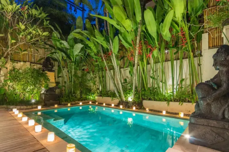 Üppiger Poolbereich in Villa Seriska Seminyak mit Grünpflanzen