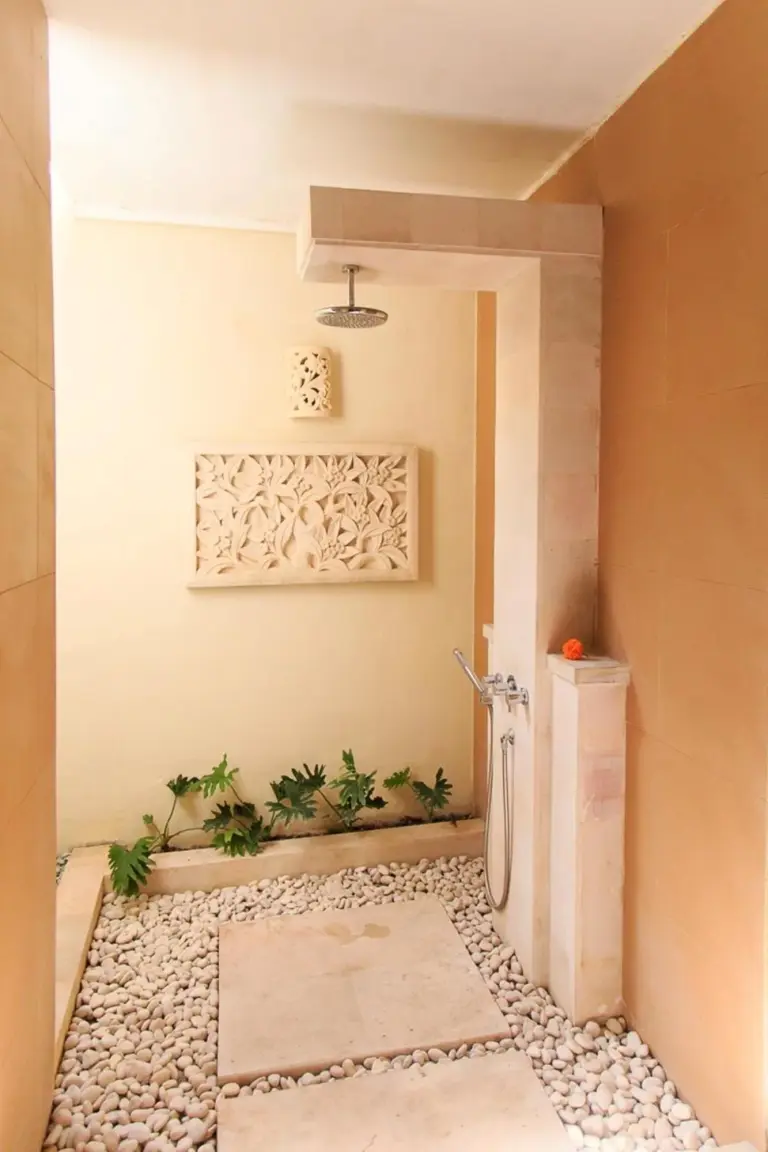 Villa Seriska Seminyak, 5-Star Private Pool Villa, Walk to Dining & Shopping, in Seminyak