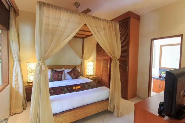 Stilvolles Schlafzimmer in Villa Seriska Seminyak mit dekorativen Elementen
