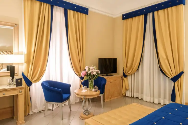 Gemütlicher Sitzbereich im Zimmer des Villa Tolomei Hotel & Resort