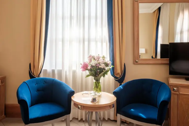 Einladende Sitzanordnung im Villa Tolomei Hotel & Resort