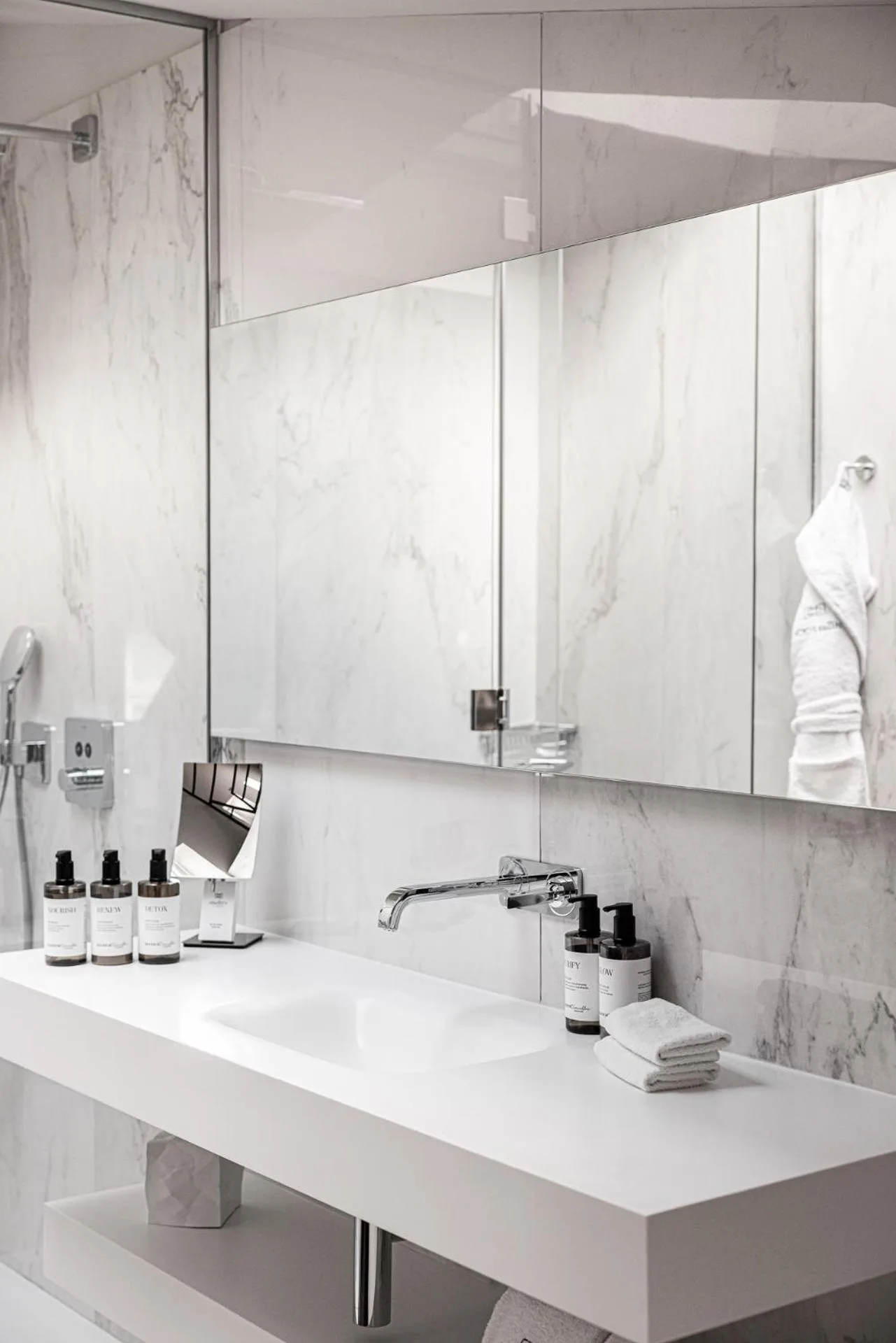 Salle de bain élégante aux Villas Foch Boutique Hotel & Spa Bordeaux