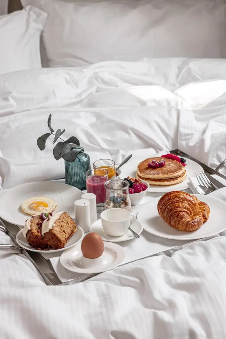 Délicieux petit-déjeuner servi au lit aux Villas Foch Boutique Hotel & Spa Bordeaux