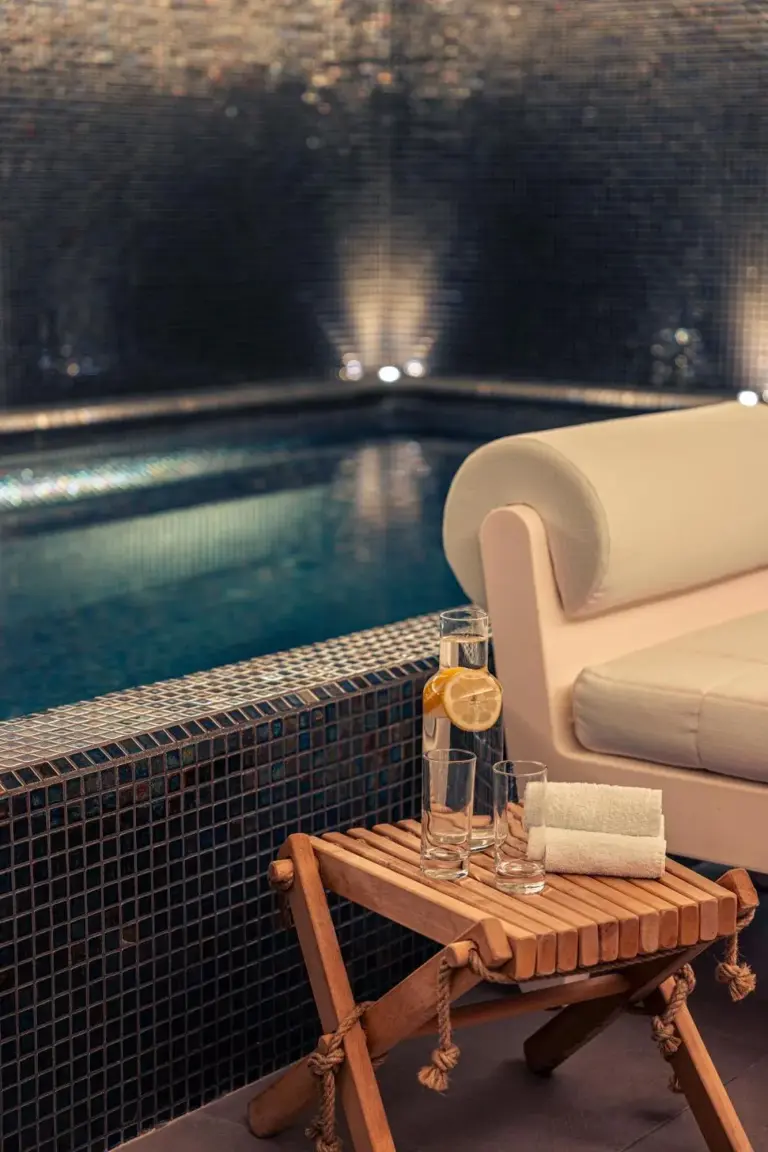 Espace de détente avec piscine aux Villas Foch Boutique Hotel & Spa Bordeaux
