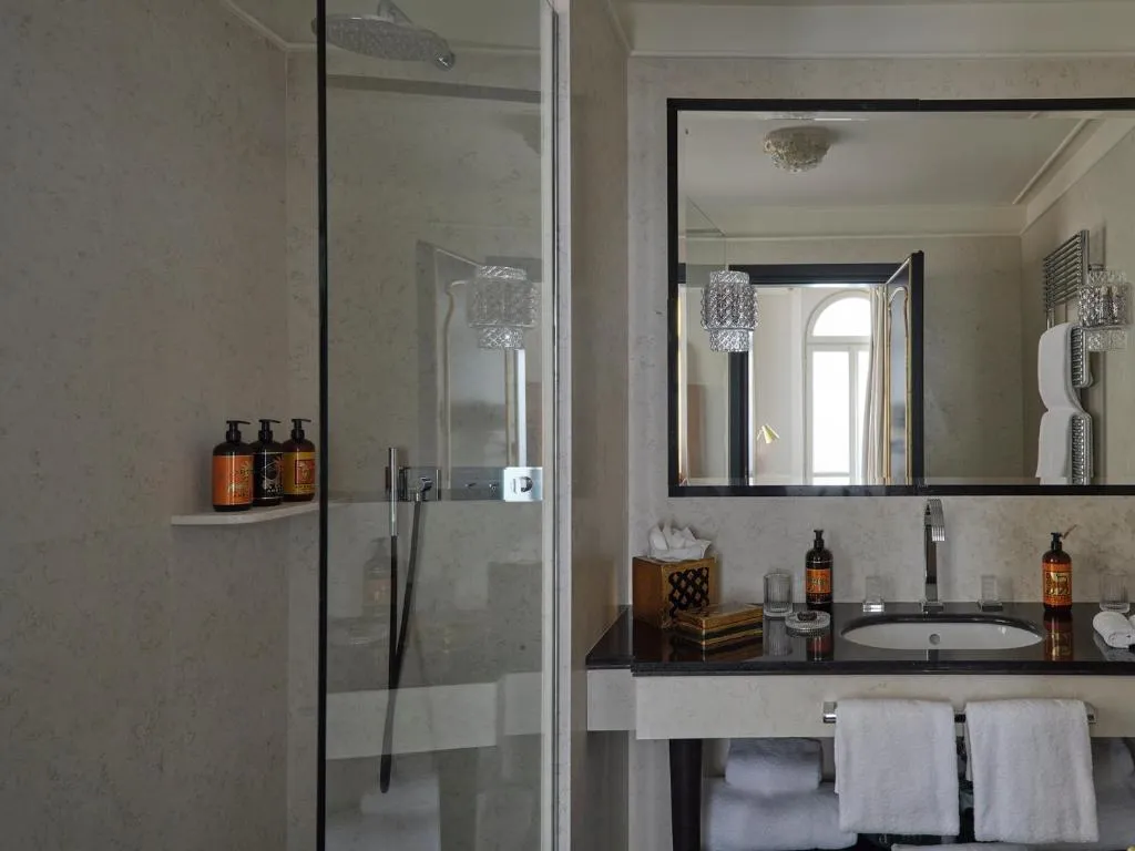 Modern bathroom in Violino d'Oro Venezia, Venice