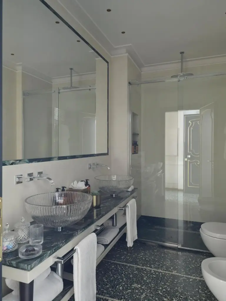 Spacious bathroom in Violino d'Oro Venezia, Venice