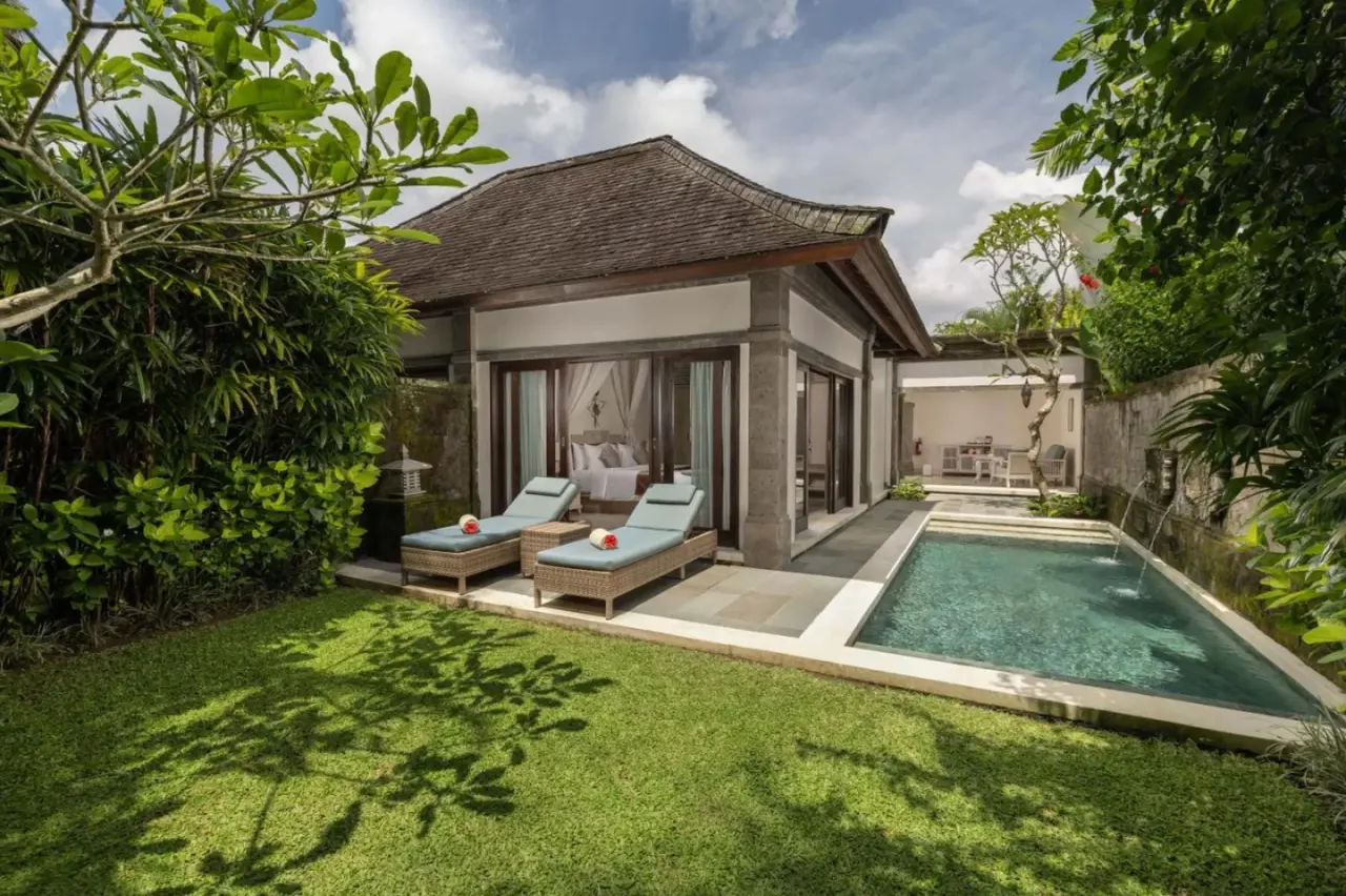 Vue extérieure d'une villa avec piscine privée au Visesa Ubud Resort