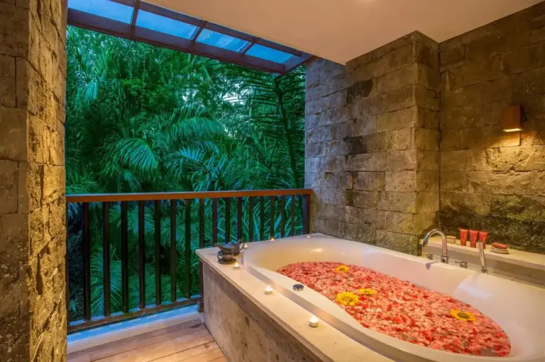Magnifique baignoire installée au cœur de la nature au Visesa Ubud Resort