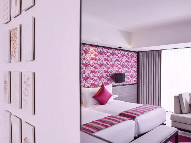Vivanta Kathmandu – Hotel in Kathmandu, Nepal – ein Hotelzimmer mit einem großen Bett und einem Stuhl im Vivanta Kathmandu in Kathmandu