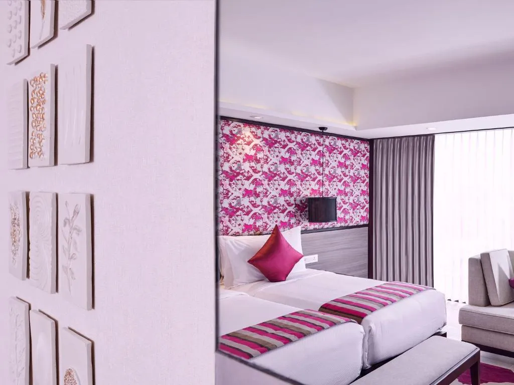 Vivanta Kathmandu – Hotel in Kathmandu, Nepal – ein Hotelzimmer mit einem großen Bett und einem Stuhl im Vivanta Kathmandu in Kathmandu
