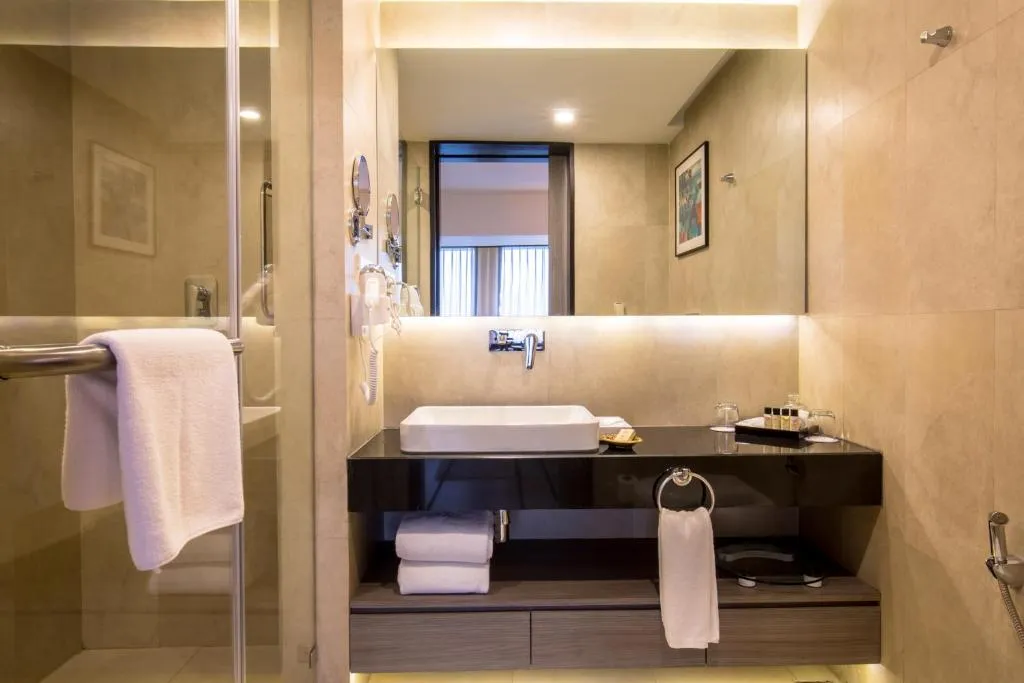 Elegantes Badezimmer im Vivanta Kathmandu Hotel in Kathmandu