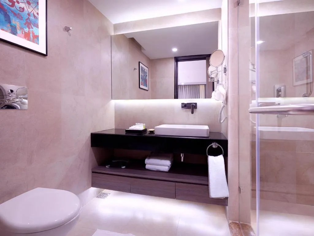Modernes Badezimmer im Vivanta Kathmandu Hotel in Kathmandu