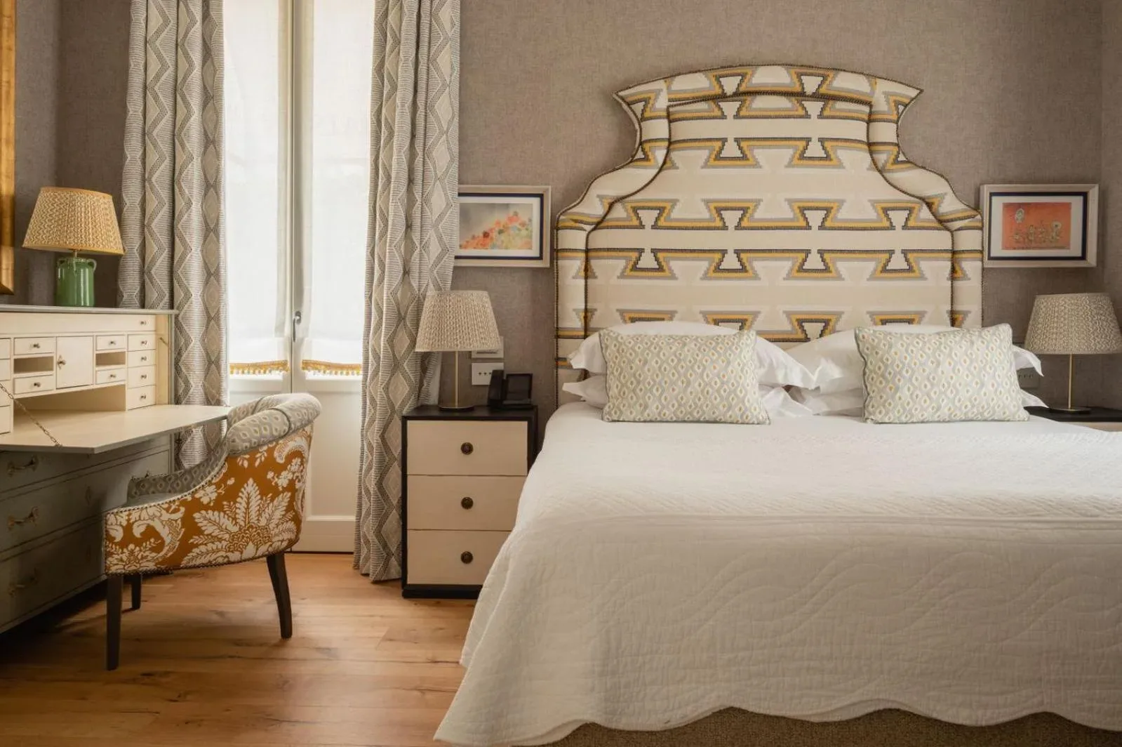 Dormitorio acogedor de Vmaison Brera Milano con un hermoso cabecero