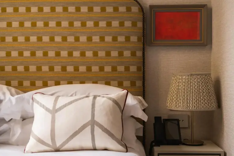 Cabecero decorativo y lámpara de Vmaison Brera Milano