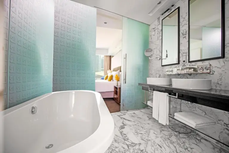 Luxuriöses Badezimmer mit Badewanne und Waschtisch im voco Bonnington Dubai by IHG in Dubai