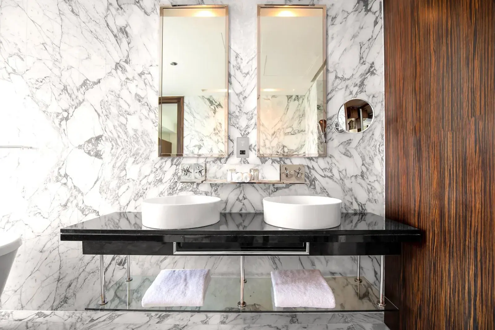 Marmor-Waschtisch im Badezimmer im voco Bonnington Dubai by IHG in Dubai