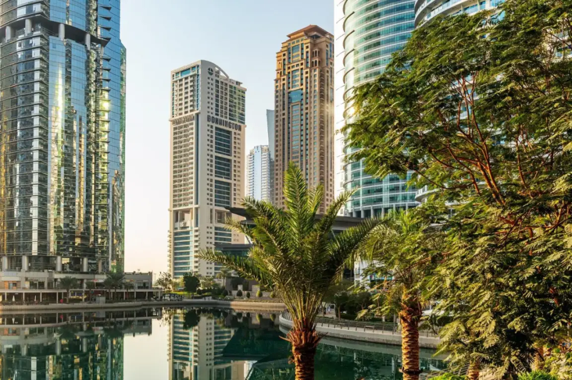Außenansicht mit Wasserfront und Skyline im voco Bonnington Dubai by IHG in Dubai