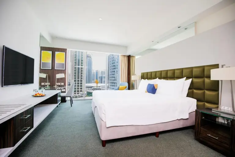 King-Schlafzimmer mit Stadtblick im voco Bonnington Dubai by IHG in Dubai