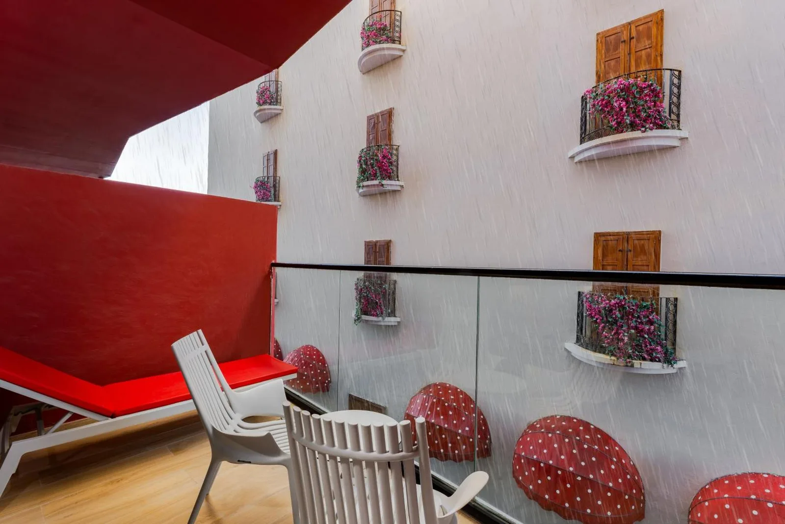 Privater Balkon mit Sitzgelegenheit und Blick auf den Resort-Innenhof im voco Dubai Monaco, The Heart of Europe by IHG-Adult only in Dubai.
