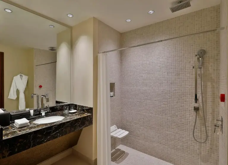 VOGO Abu Dhabi Golf Resort & Spa modern shower