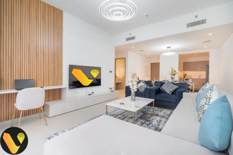 Sala de estar en Vogue Vacation Homes con muebles modernos