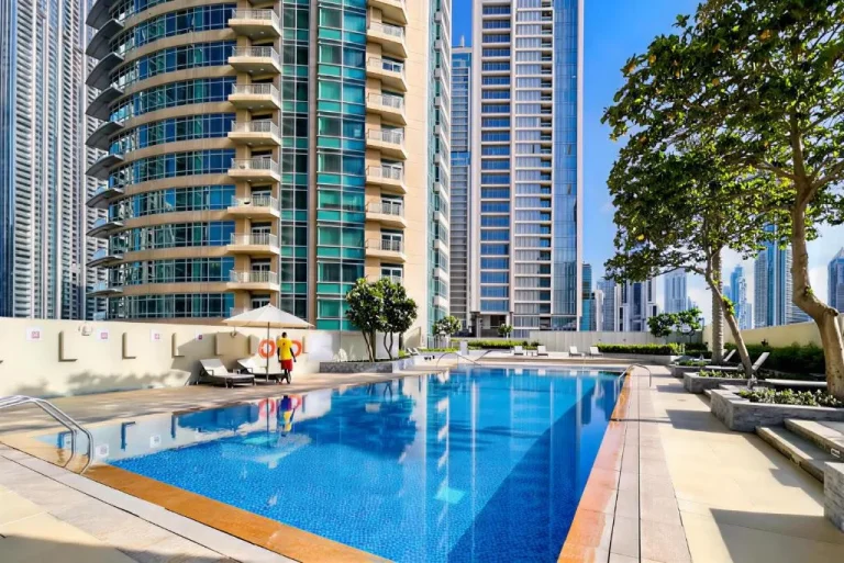 Vogue Vacation Homes, Downtown The Lofts près de Burj Khalifa et du Dubai Mall, Appartement de Deux Chambres avec Balcon et Vue sur la Skyline de la Ville, Accès à toutes les Commodités