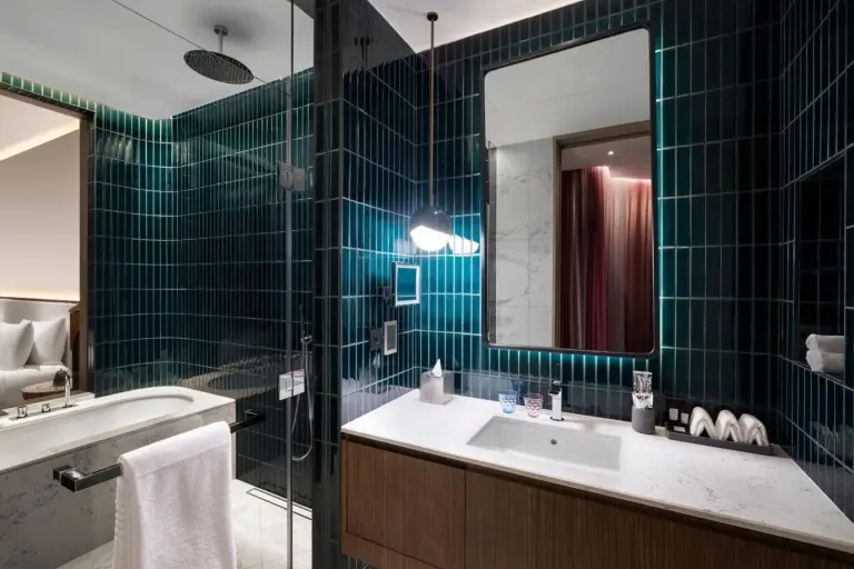 W Dubai - Mina Seyahi modernes Badezimmer