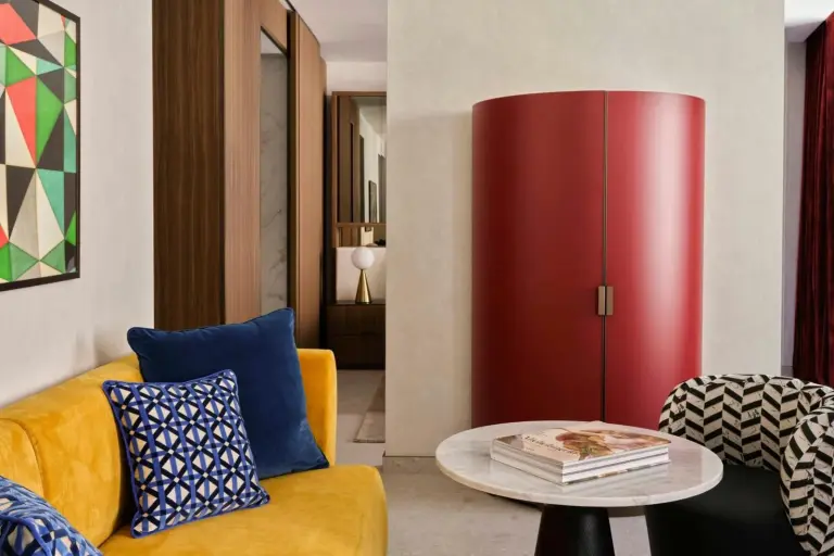 Espace de vie confortable à W Florence avec des canapés colorés et une table basse