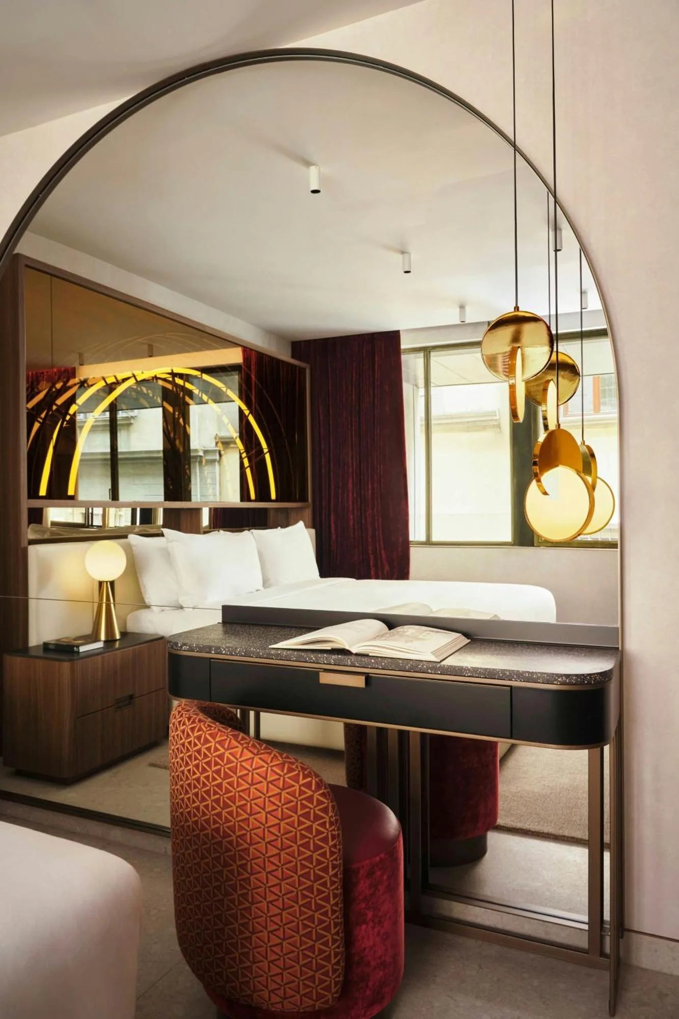 Espace de travail élégant dans une chambre d'hôte à W Florence avec un éclairage moderne