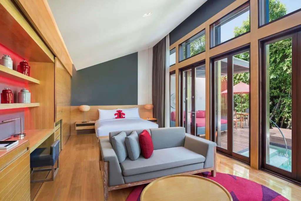 Área de estar acogedora en una suite en W Koh Samui