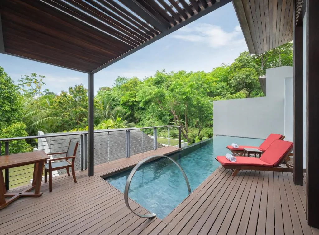 Deck de piscina privada en W Koh Samui